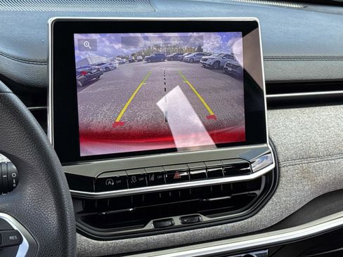 Used 2023 Jeep Compass Sport image 4