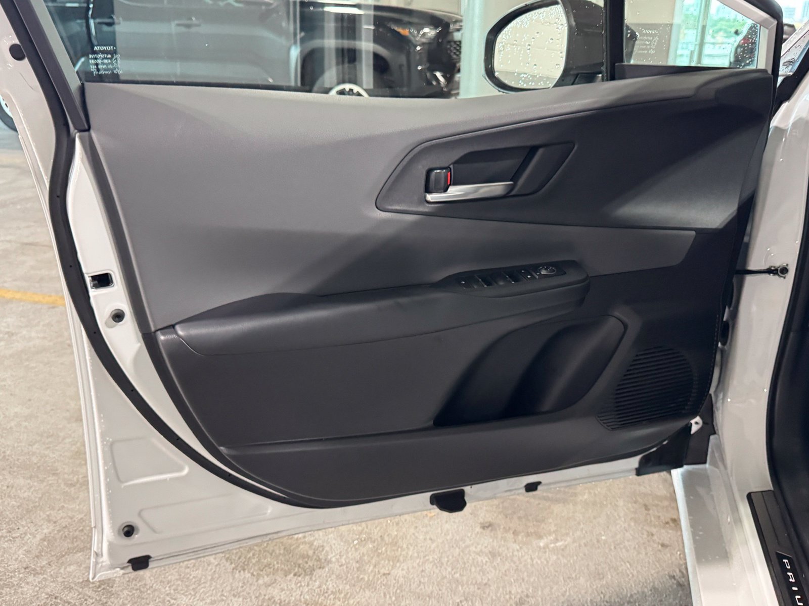 Used 2025 Toyota Prius XLE AWD/4WD image 15