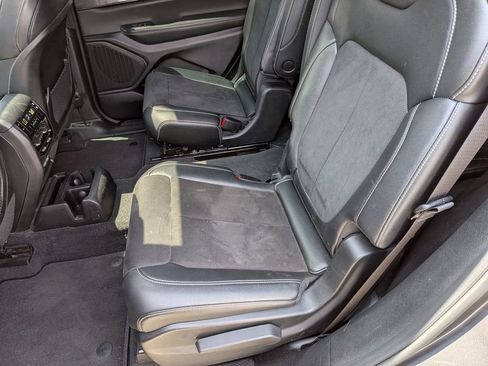 Used 2023 Jeep Grand Cherokee L Laredo image 25