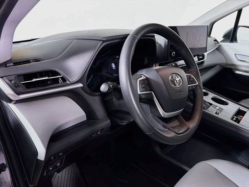 Used 2025 Toyota Sienna XLE FWD image 10