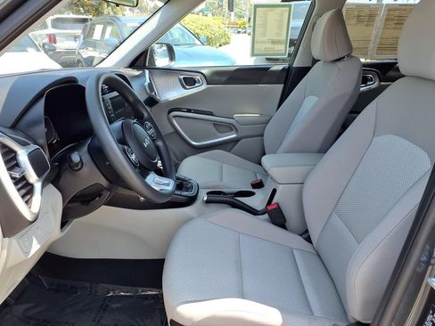 Certified 2025 Kia Soul LX w/ LX Technology Package FWD image 9