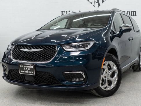 Used 2022 Chrysler Pacifica Limited w/ Uconnect Theater Family Group image 58