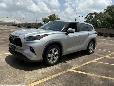 Used 2022 Toyota Highlander LE AWD/4WD image 5
