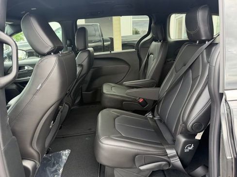 New 2026 Chrysler Pacifica Select AWD/4WD image 21