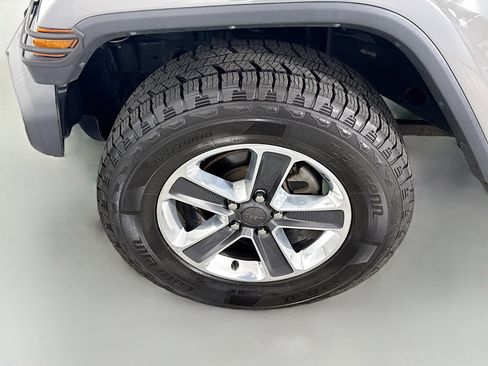 Used 2018 Jeep Wrangler Unlimited Sahara image 38