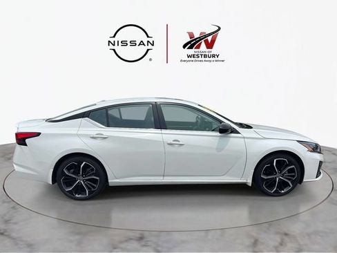 Used 2023 Nissan Altima 2.5 SR w/ SR Premium Package FWD image 5