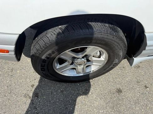 Used 2002 Chevrolet Tracker LT RWD image 9