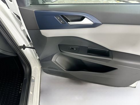 Used 2023 Volkswagen Taos SE w/ Panoramic Sunroof Package image 29