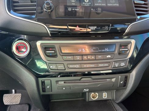 Used 2021 Honda Pilot Touring image 16