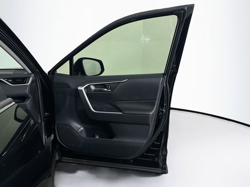 Used 2025 Toyota RAV4 XLE image 30