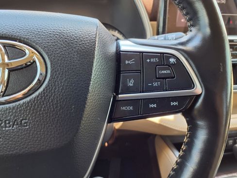 Used 2021 Toyota Highlander Limited FWD image 19