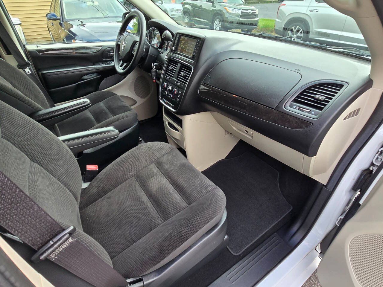 Used 2018 Dodge Grand Caravan SE w/ UConnect Hands-Free Group FWD image 32