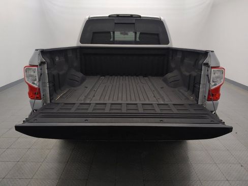 Used 2018 Nissan Titan SV image 29