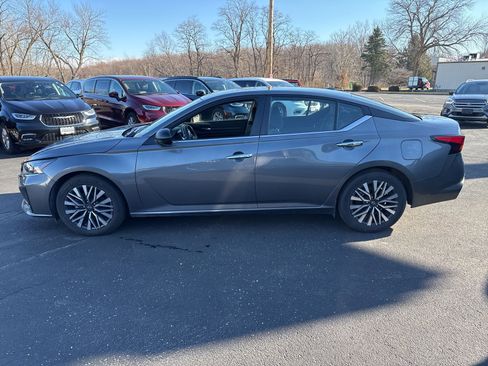 Used 2024 Nissan Altima 2.5 SV image 3