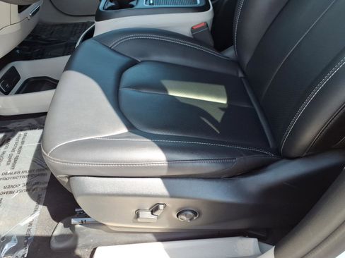 Used 2024 Chrysler Pacifica Touring-L FWD image 13