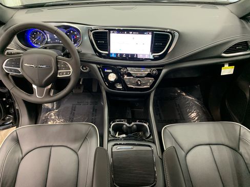 New 2026 Chrysler Pacifica Limited image 15
