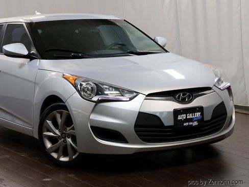 Used 2016 Hyundai Veloster FWD image 2