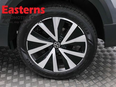 Used 2024 Volkswagen Taos SE image 32