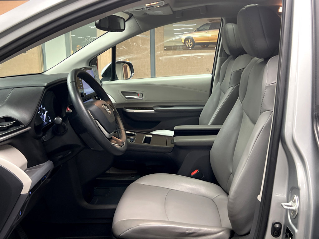 Used 2022 Toyota Sienna XLE AWD/4WD image 9