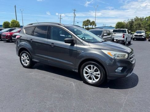 Used 2017 Ford Escape SE w/ Equipment Group 201A FWD image 1