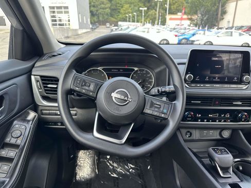 Used 2024 Nissan Rogue SV image 11