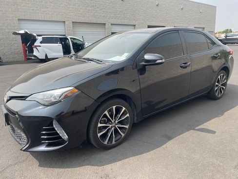 Certified 2017 Toyota Corolla SE w/ SE Premium Package FWD image 4
