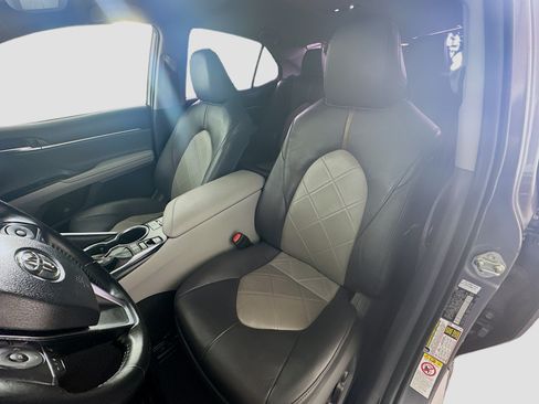 Used 2019 Toyota Camry XLE FWD image 13
