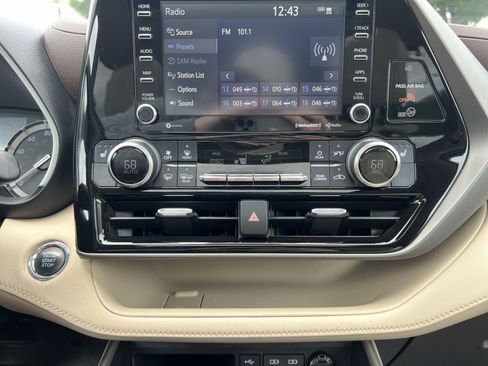 Used 2022 Toyota Highlander XLE AWD/4WD image 20