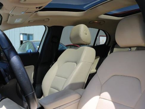 Used 2020 Mercedes-Benz GLA 250 4MATIC w/ Premium Package image 8