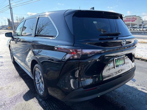 Used 2024 Toyota Sienna LE image 9
