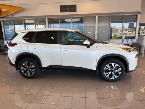 Used 2023 Nissan Rogue SV image 2