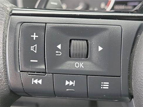 Used 2023 Nissan Rogue SV image 8