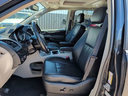 Used 2016 Chrysler Town & Country Touring-L FWD image 13