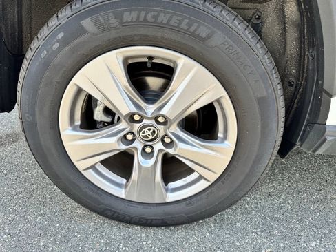 Used 2025 Toyota RAV4 XLE AWD/4WD image 31