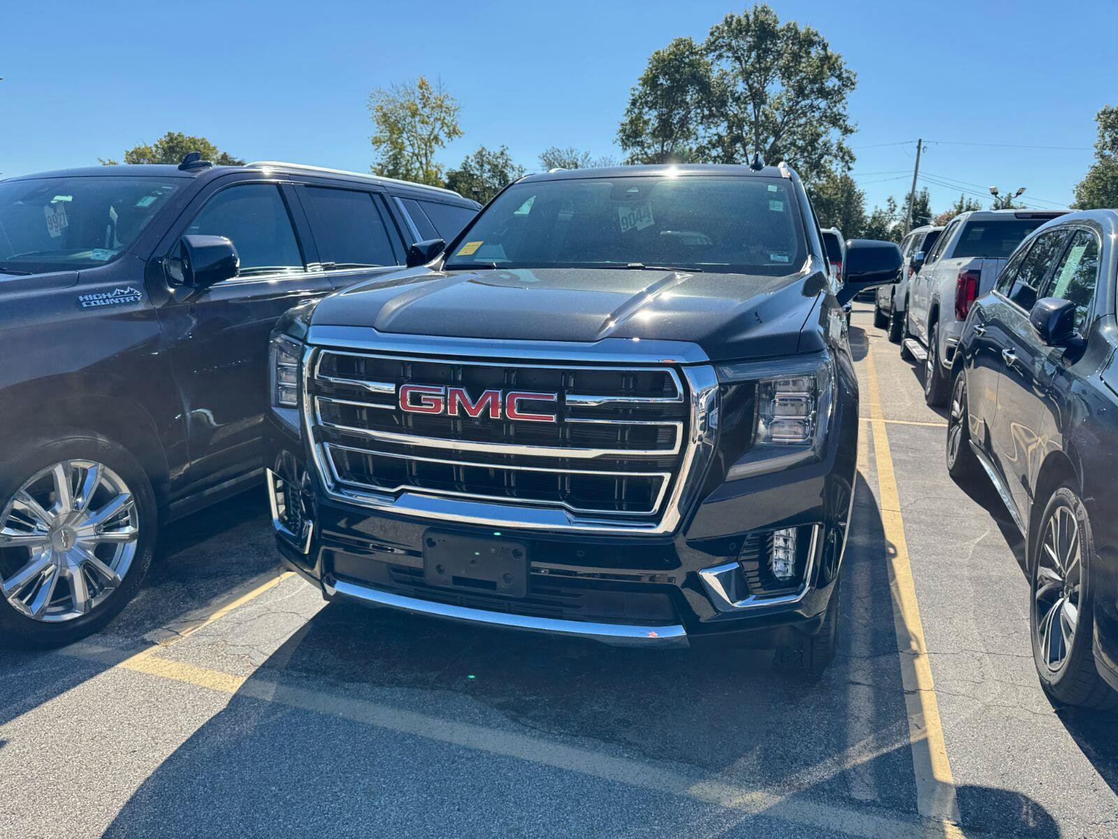 Used 2024 GMC Yukon SLT w/ SLT Luxury Package AWD/4WD image 4
