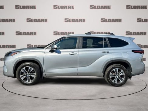 Used 2024 Toyota Highlander XLE AWD/4WD image 2