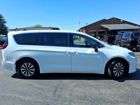 Used 2024 Chrysler Pacifica Limited FWD image 2