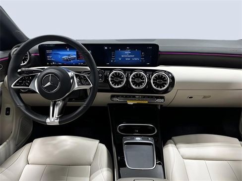 Used 2025 Mercedes-Benz CLA 250 4MATIC image 22