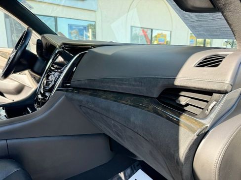 Used 2018 Cadillac Escalade Platinum image 29