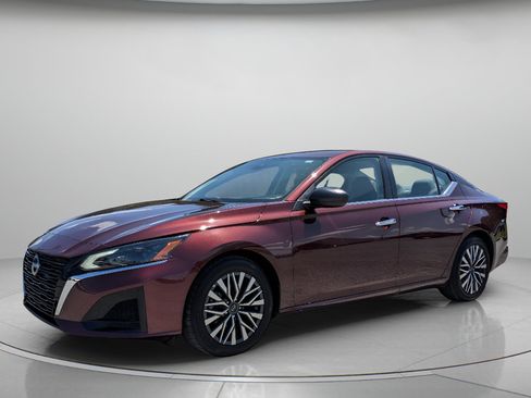 Used 2025 Nissan Altima 2.5 SV FWD image 2