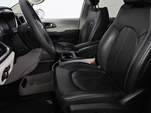 Used 2022 Chrysler Pacifica Touring-L image 12