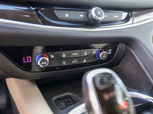 Used 2020 Buick Enclave Essence FWD image 18