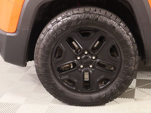 Used 2018 Jeep Renegade Trailhawk AWD/4WD image 17