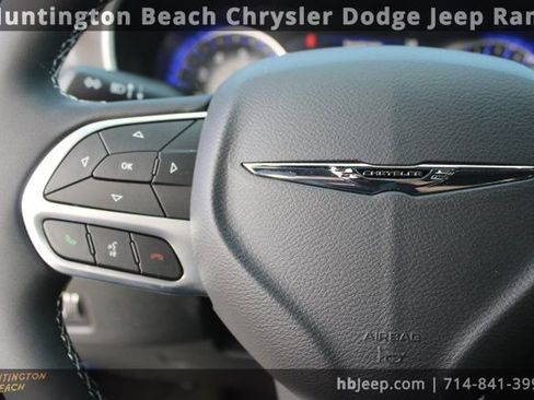 Used 2026 Chrysler Pacifica Select image 21