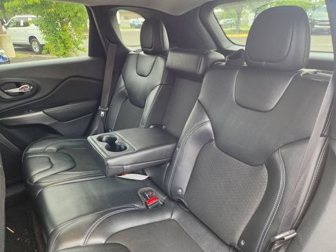 Used 2019 Jeep Cherokee Latitude Plus AWD/4WD image 19