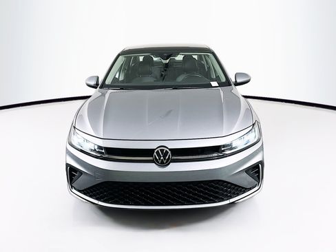 Used 2025 Volkswagen Jetta SE FWD image 2