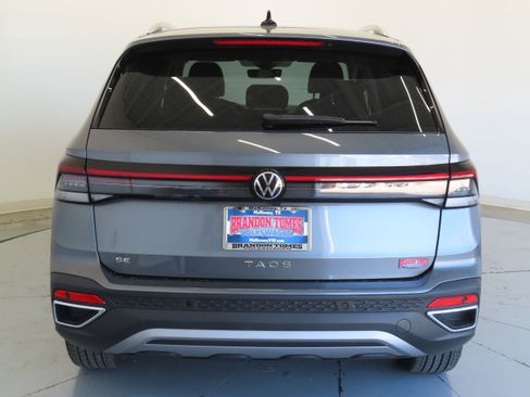 New 2026 Volkswagen Taos SE FWD image 5