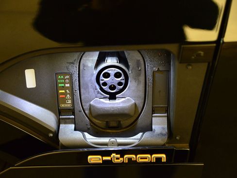 Used 2022 Audi e-tron Premium w/ Convenience Plus Package image 15