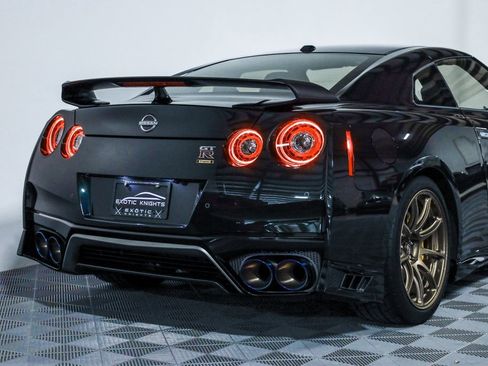Used 2021 Nissan GT-R Premium image 6