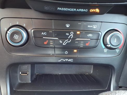 Used 2017 Ford Focus SE w/ Cold Weather Package FWD image 10